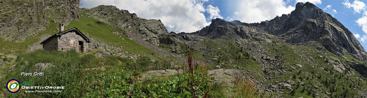 78 Passaggio ad una baita disabitata con vista a dx verso la Cima di Pescegallo (2328 m).jpg